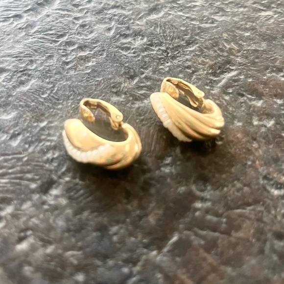 Vintage Trifari Snap Clip On Earrings Gold with Pearly Beads Midcentury - Picture 5 of 7